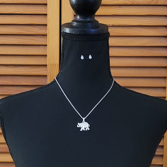 NWT Avenue Elephant Charm Necklace with Earrings Set - Picture 2 of 10
